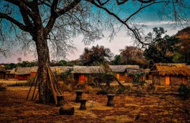 Coucher de soleil dans un village du makay à Madagascar